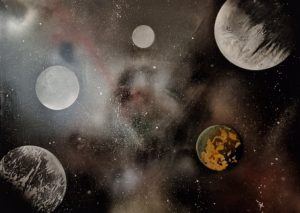 Abstraktes Weltraumbild mit fünf unterschiedlich großen Planeten vor dunklem, sternenreichen Hintergrund. Die Planeten zeigen vielfältige Oberflächen – von orange-grünem Alien-Terrain bis zu eisigen Kraterlandschaften. Nebel und Lichtpunkte erzeugen Tiefe und eine geheimnisvolle Atmosphäre.