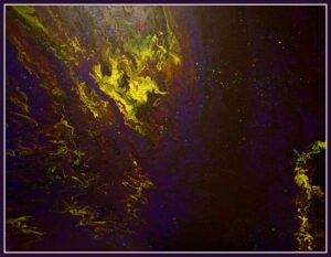 Abstraktes Gemälde mit wirbelnden Farbflächen in Gelb, Grün und Violett, durchzogen von glitzernden Partikeln – Format 58 × 78 cm, matt lackiert.