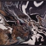 Abstraktes Gemälde in bräunlichen Tönen mit Epoxidharz und Schattenfugenrahmen, strahlt Ruhe und Tiefe aus.