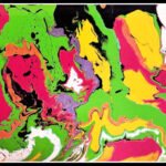 Abstraktes Gemälde mit dynamischer Farbschichtung in Grün, Pink, Gelb, Orange, Schwarz und Weiß, erzeugt durch Pouring-Technik unter Lack.