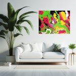 Abstraktes Gemälde mit intensiver Farbschichtung über weißem Sofa, umgeben von Pflanzen in modernem Wohnraum.