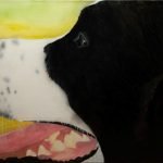 Porträt eines schwarz-weißen Hundes vor gelb-grünem Hintergrund, im Bild auch eine schwarze Katze sichtbar.