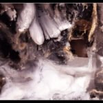 Abstraktes Gemälde mit geologischen Strukturen in Schwarz, Weiß, Gold und Braun unter Epoxidharz, gerahmt mit massivem Holz (5 × 3,5 cm), Format 85 × 105 cm.