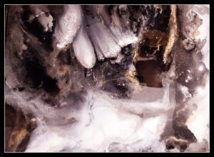 Abstraktes Gemälde mit geologischen Strukturen in Schwarz, Weiß, Gold und Braun unter Epoxidharz, gerahmt mit massivem Holz (5 × 3,5 cm), Format 85 × 105 cm.