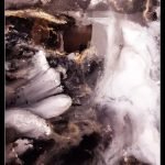 Abstraktes Gemälde mit geologischen Strukturen in Schwarz, Weiß, Gold und Braun unter Epoxidharz, gerahmt mit massivem Holz (5 × 3,5 cm), Format 85 × 105 cm.