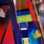 Abstraktes Gemälde mit geometrischen Formen und kräftigen Farben, ungerahmt, Format 100 × 105 cm.