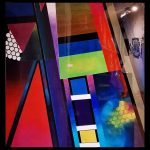 Abstraktes Gemälde mit geometrischen Formen, kräftigen Farben und hexagonalen Mustern – ein visuelles Statement für Vielfalt, Struktur und kreative Freiheit. Kunst ist Mut.