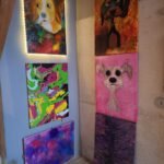 Stilisiertes Hundeporträt mit rosa Hintergrund und übergroßen Augen – optional mit USB-Nachtlicht wie bei „Liebe im Licht“.