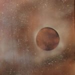 Kosmisches Bild mit drei Himmelskörpern vor warmem, strukturiertem Hintergrund – Format 119 × 40 cm, ungerahmt, mit mattem Lack veredelt.