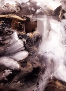 Abstraktes Gemälde mit geologischen Strukturen in Schwarz, Weiß, Gold und Braun unter Epoxidharz, gerahmt mit massivem Holz (5 × 3,5 cm), Format 85 × 105 cm.