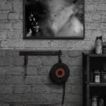 Backsteinwand – abstraktes Schwarz-Weiß-Gemälde