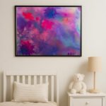 „Farbenfrohes abstraktes Gemälde über einem ruhigen Kinderbett – Kontrast zwischen Kunst und Geborgenheit