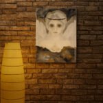 Engelsbild mit weiblicher Figur, weißen Flügeln, echtem Federkranz und Glücksfeder – Format 58 × 78 cm, ungerahmt, optional mit USB-Nachtlicht. Titel: Stille Nähe.