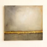 Abstraktes Wandbild mit horizontalem Goldstreifen – Format 103 × 94,5 cm, ungerahmt, mit mattem Lack veredelt, optional mit USB-Beleuchtung und wertigem Rahmen (3,5 × 5 cm), flexibel in alle Richtungen aufhängbar. Titel: Horizont.