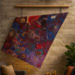 Farbenfrohes Unikat mit geschwungener Form und Kettenaufhängung – Maße: 98 × 100 × 120 × 95 cm, ungerahmt, mit mattem Lack veredelt, optional mit USB-Beleuchtung.