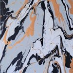 Vertikales abstraktes Gemälde mit Schwarz-, Weiß- und Gold-/Orangetönen