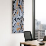 Vertikales abstraktes Gemälde mit Schwarz-, Weiß- und Orangetönen in modernem Konferenzraum mit Holz-Tisch und Glasfenster