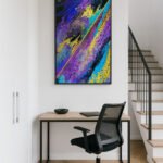 Abstraktes Gemälde mit diagonaler gelber Linie über Schreibtisch – farbiger Akzent in minimalistischer Büroeinrichtung