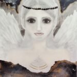 Engelsbild mit weiblicher Figur, weißen Flügeln, echtem Federkranz und Glücksfeder – Format 58 × 78 cm, ungerahmt, optional mit USB-Nachtlicht. Titel: Stille Nähe.