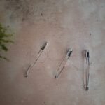 Mit Sicherheitsnadeln der Versuch einen Riss zu verhindern