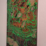 „Trotzdem" ist ein abstraktes Acrylgemälde von M.G. Art mit neongrünen Linien, die sich durch dunkle Erdtöne in Bronze und Kupfer ziehen. Die Oberfläche ist haptisch — mit echten Höhen und Tiefen — und die grünen Linien leuchten im Dunkeln. Glitzernde Stellen markieren die Momente, wo Leben auf Leben trifft. Ein Unikat aus der Online-Kunstgalerie Aachen, das die Widerstandskraft des kleinsten Lebens sichtbar macht.
